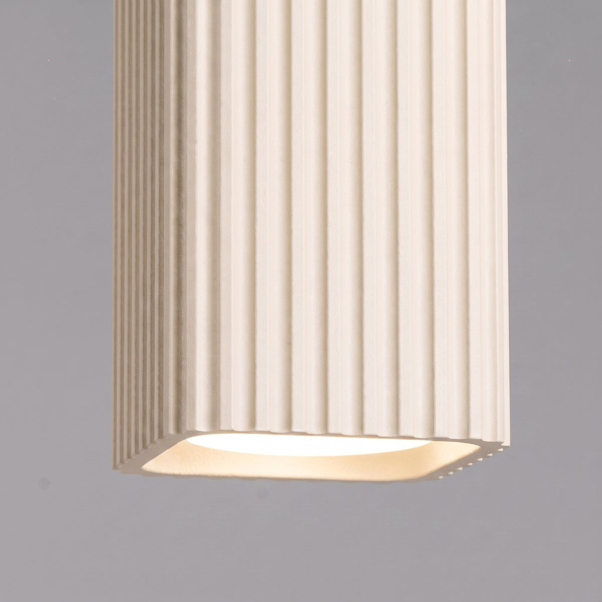 Détail des cannelures du plafonnier Rayo 10 laque beige allumé