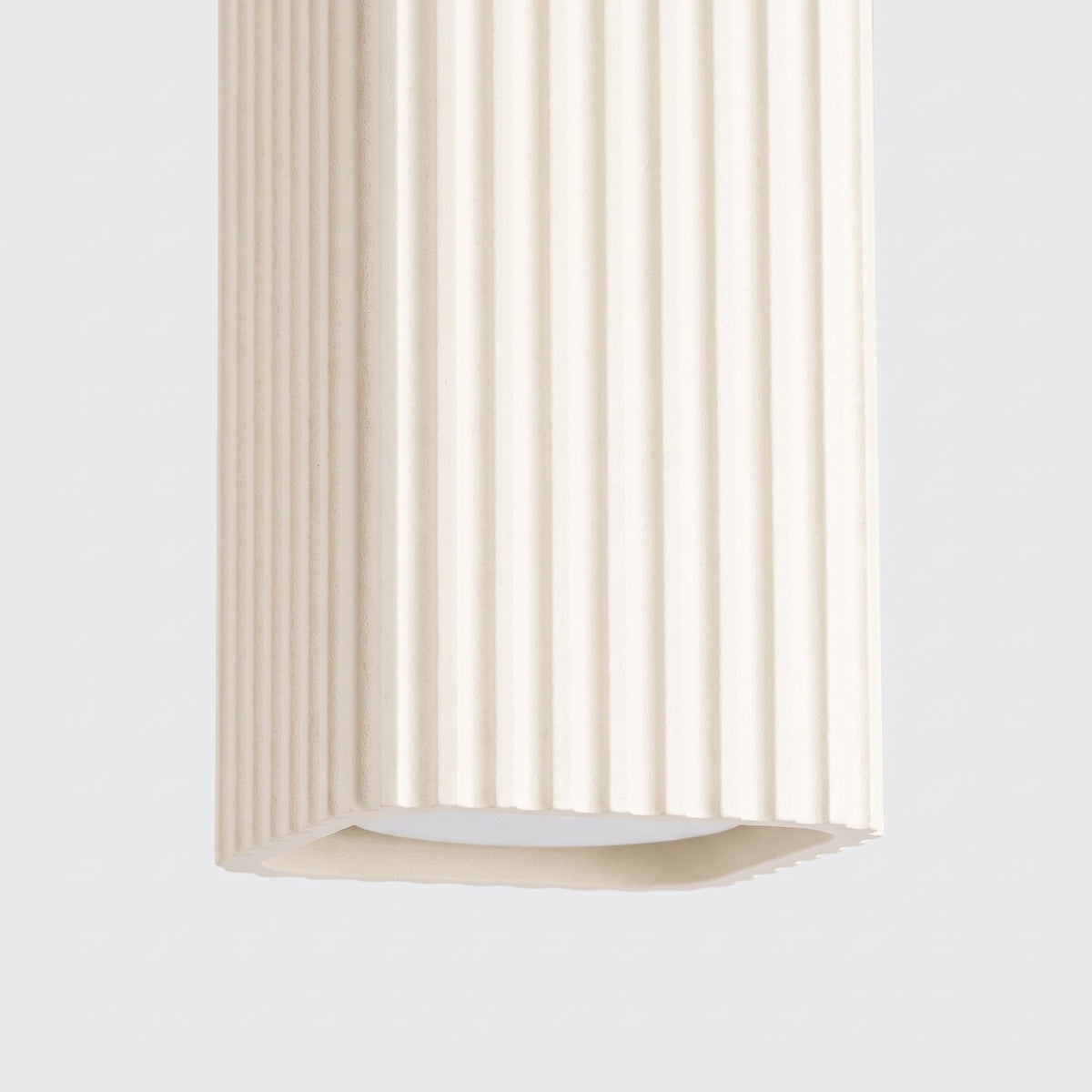 Détail des cannelures et de l'ouverture carrée du plafonnier Rayo 10 laque beige