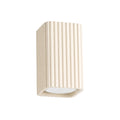 Plafonnier Rayo 10 carré cannelé laque beige vu de trois quarts sur fond blanc