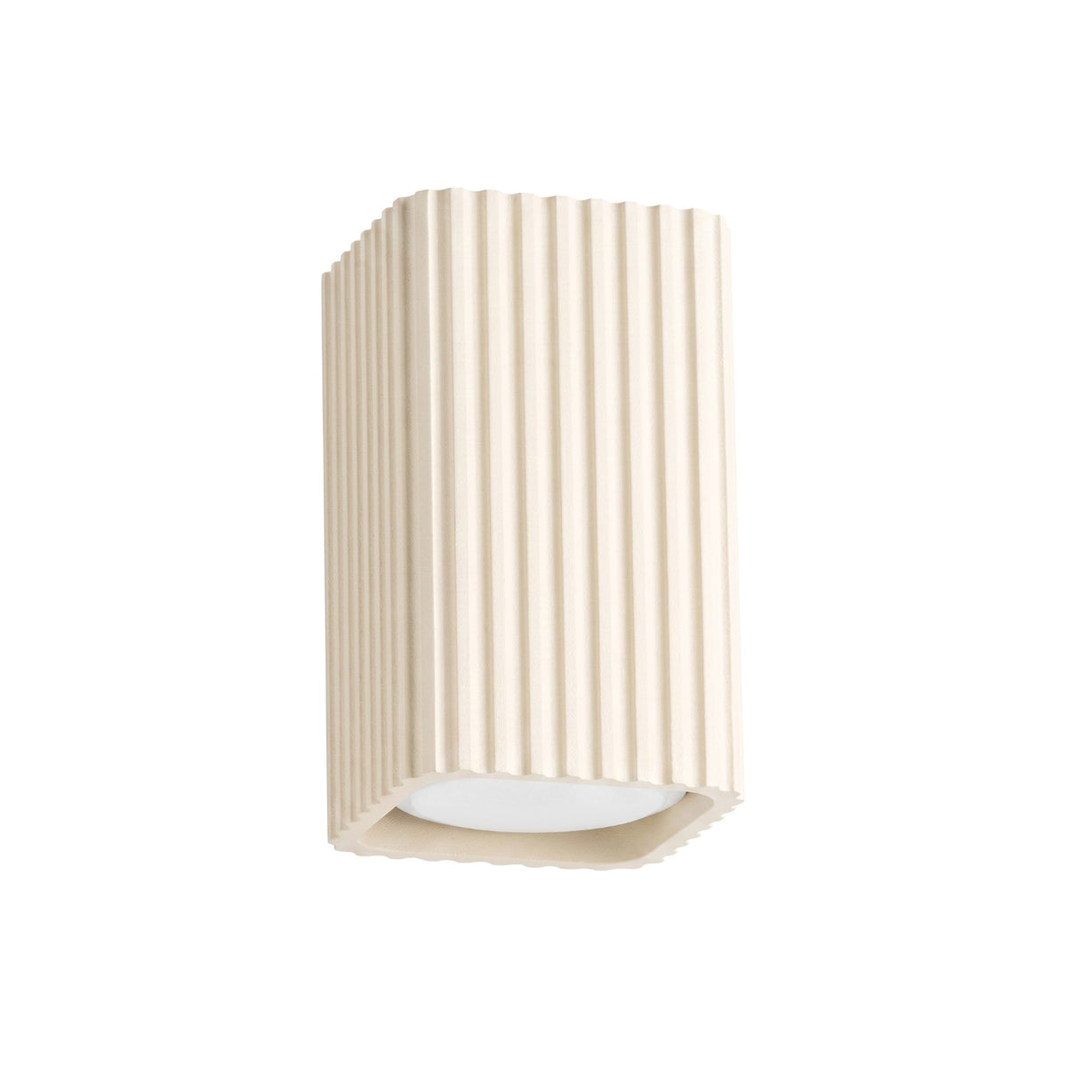 Plafonnier Rayo 10 carré cannelé laque beige vu de trois quarts sur fond blanc