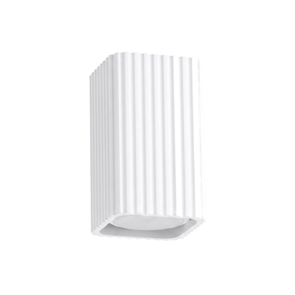 Plafonnier Rayo 10 carré cannelé laque blanche vu de trois quarts sur fond blanc