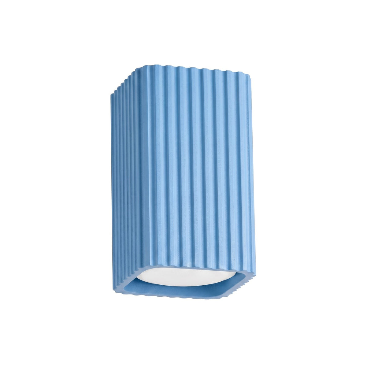 Plafonnier Rayo 10 carré cannelé laque bleu ciel vu de trois quarts sur fond blanc