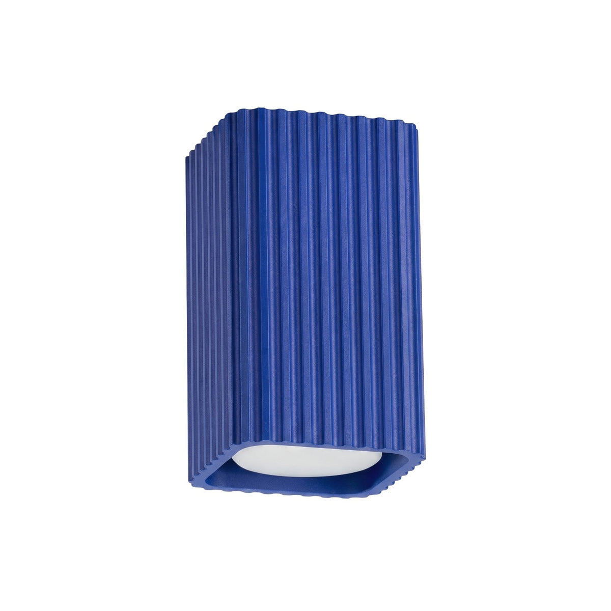 Plafonnier Rayo 10 carré cannelé laque bleu outremer vu de trois quarts sur fond blanc