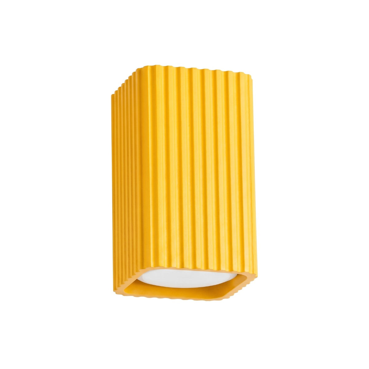 Plafonnier Rayo 10 carré cannelé laque jaune vu de trois quarts sur fond blanc
