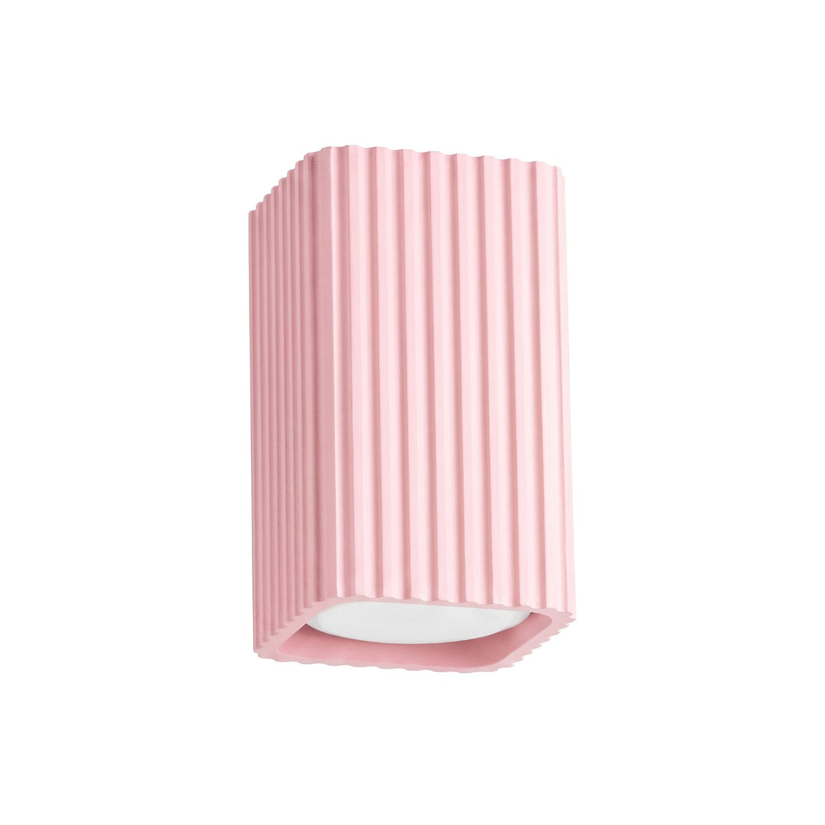 Plafonnier Rayo 10 carré cannelé laque rose vu de trois quarts sur fond blanc