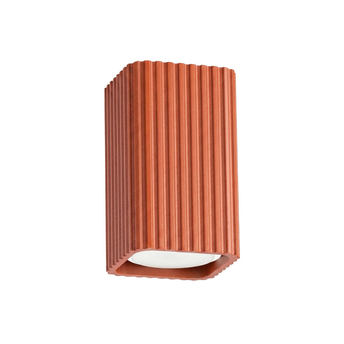 Plafonnier Rayo 10 carré cannelé laque rouge ocre vu de trois quarts sur fond blanc