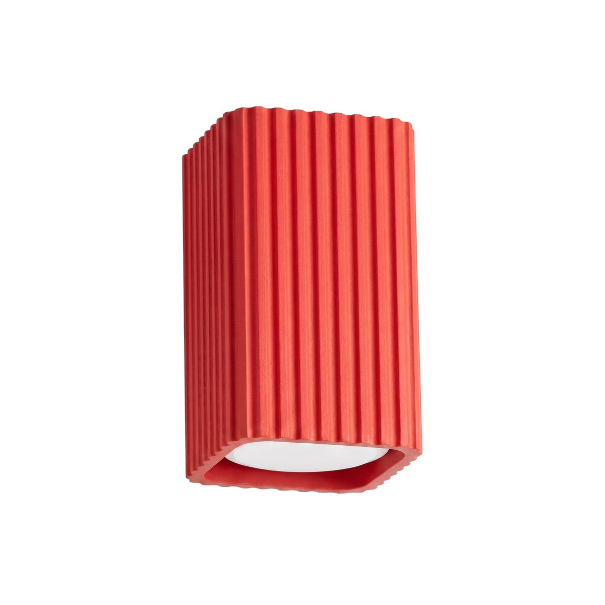 Plafonnier Rayo 10 carré cannelé laque rouge vu de trois quarts sur fond blanc