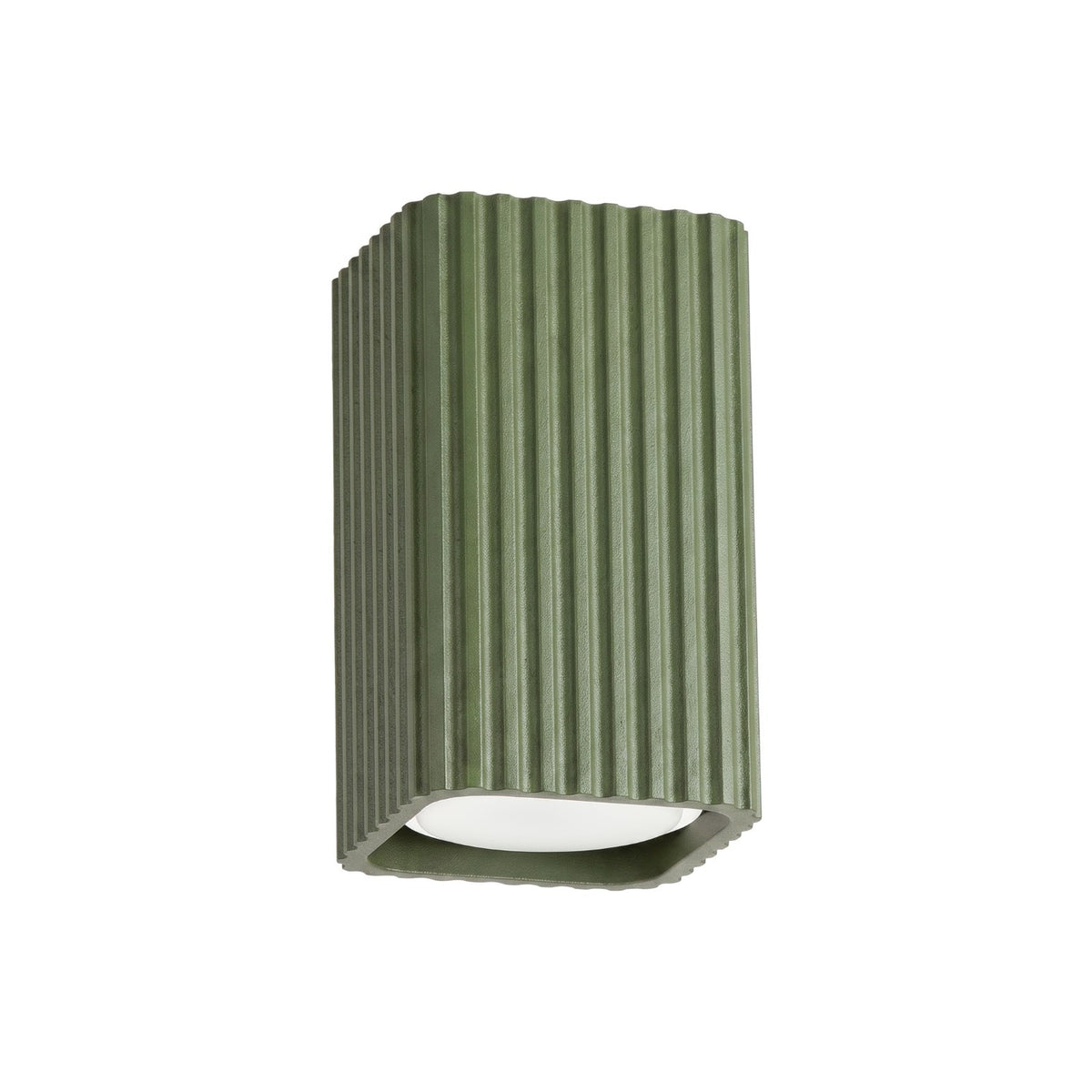 Plafonnier Rayo 10 carré cannelé laque vert olive vu de trois quarts sur fond blanc