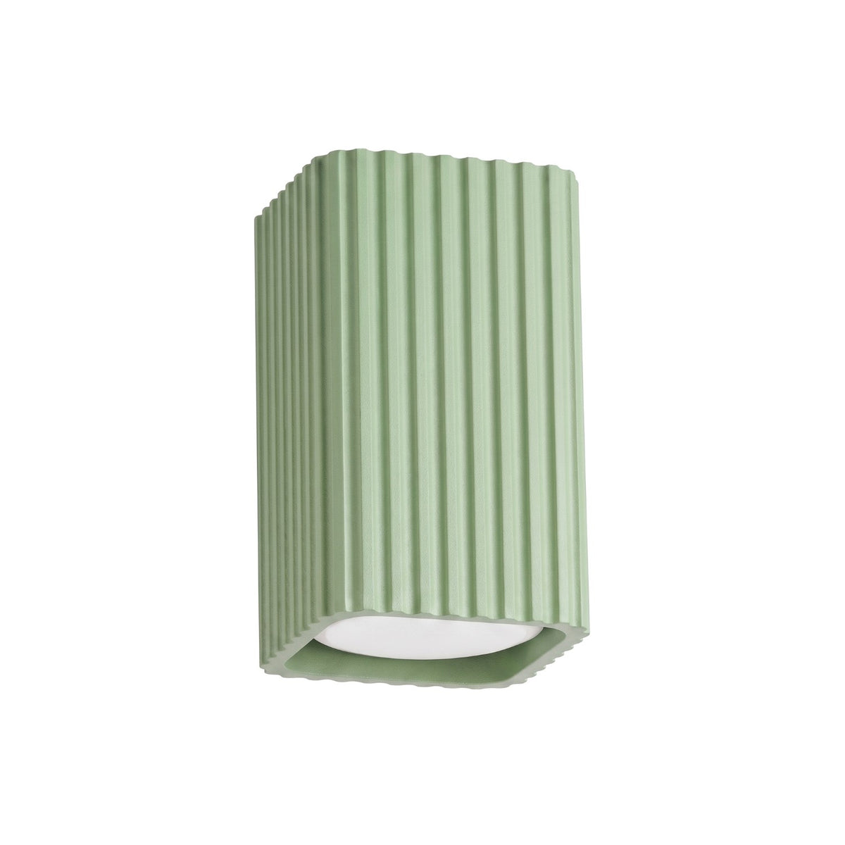Plafonnier Rayo 10 carré cannelé laque vert sauge vu de trois quarts sur fond blanc