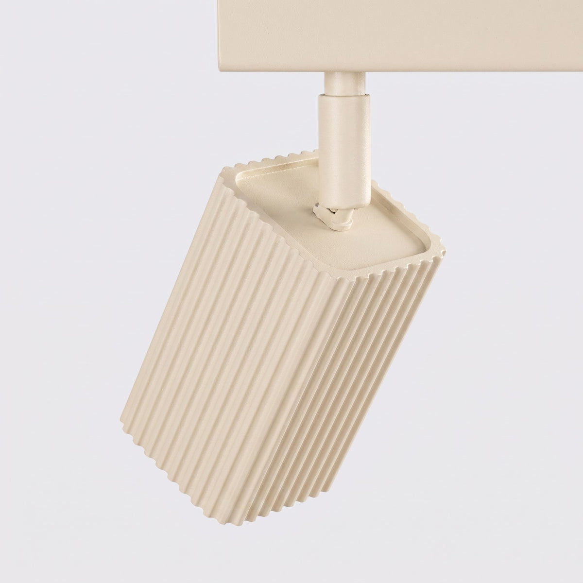 Articulation d'un spot orientable du plafonnier Rayo 2 laque beige