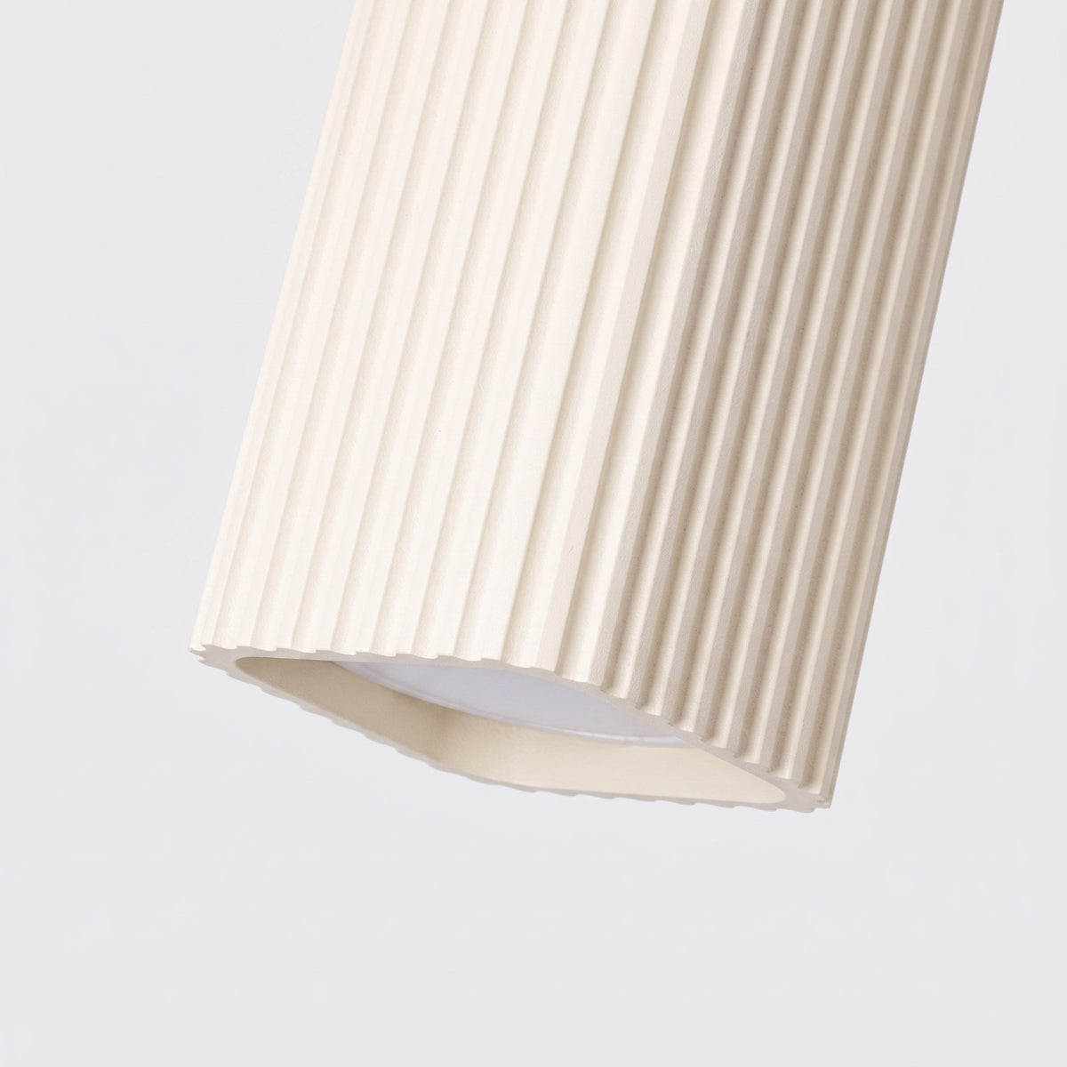 Détail des cannelures et de l'ouverture d'un spot du plafonnier Rayo 2 laque beige