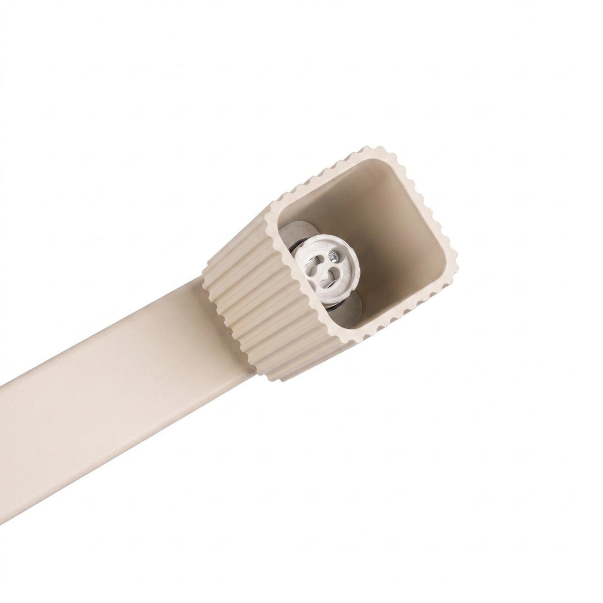 Douille GU10 vue par l'ouverture d'un spot du plafonnier Rayo 2 laque beige