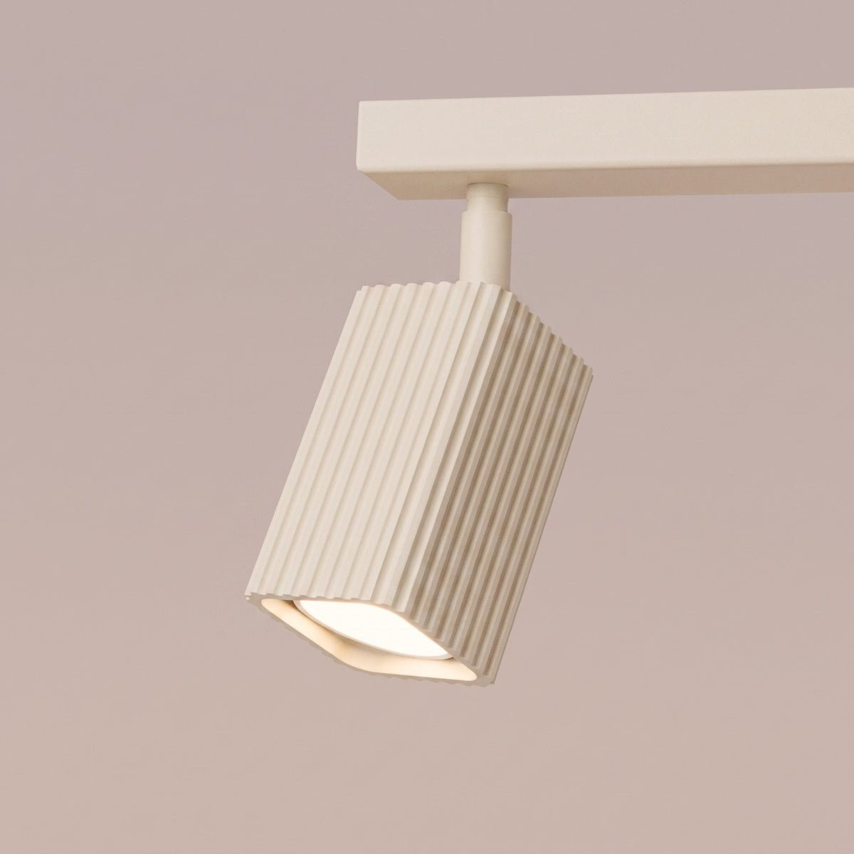 Spot cannelé du plafonnier Rayo 2 laque beige allumé