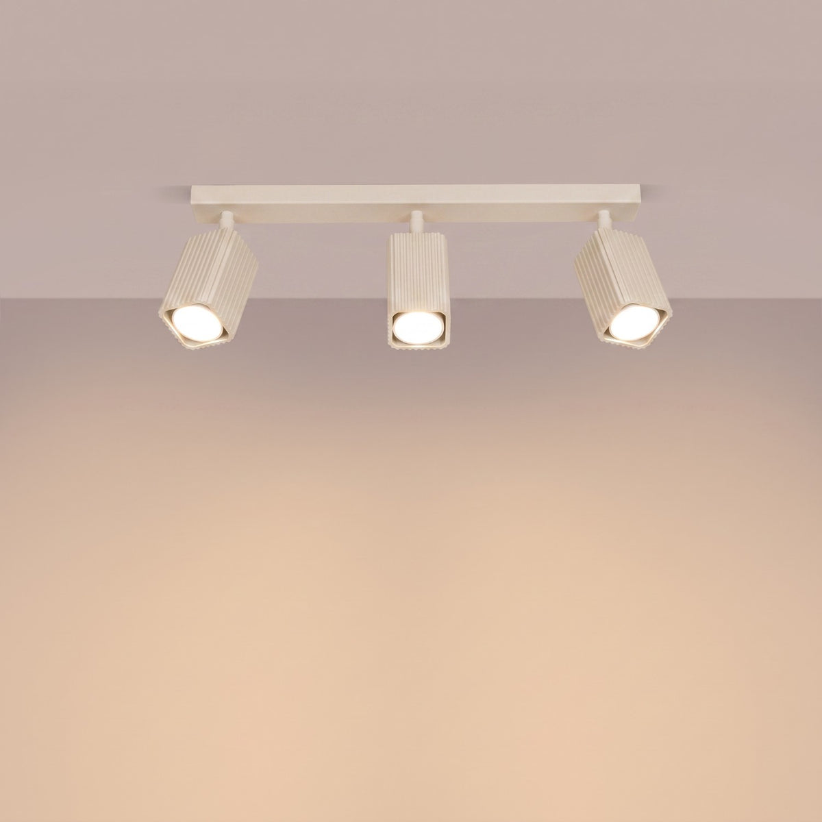 Plafonnier Rayo 3L laque beige allumé qui éclaire vers le bas