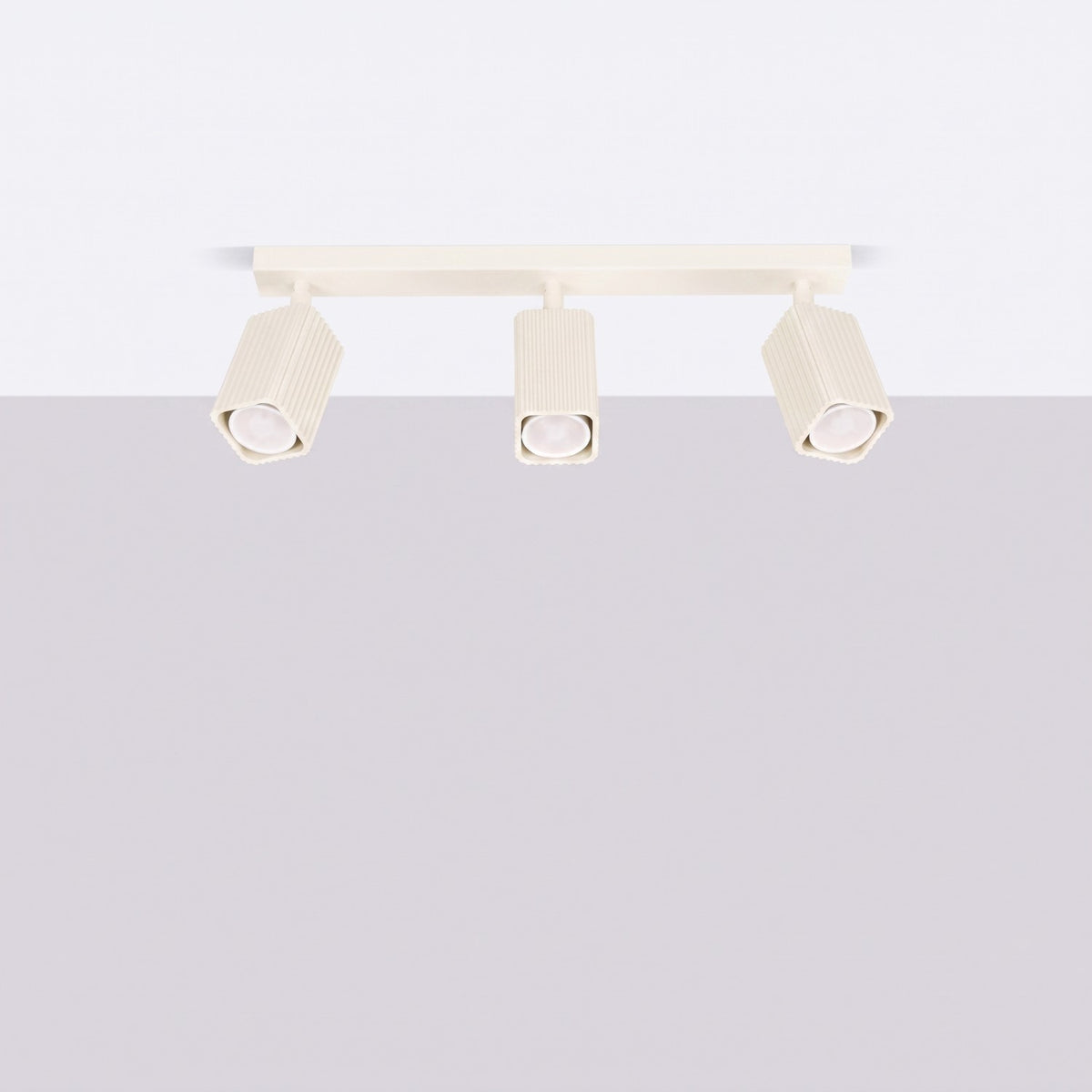 Plafonnier Rayo 3L laque beige fixé au plafond et éteint