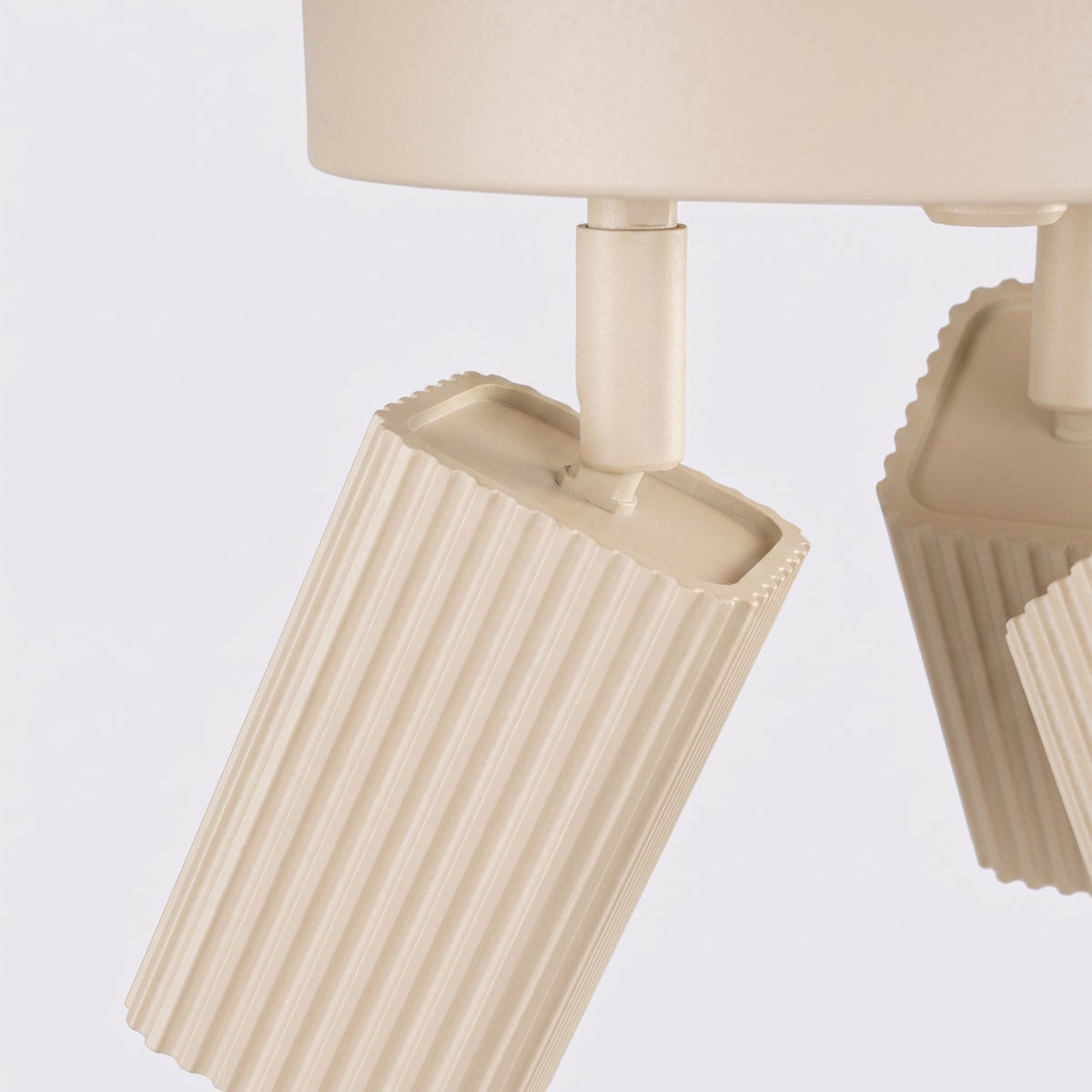 Articulation d'un spot orientable du plafonnier Rayo 3P laque beige