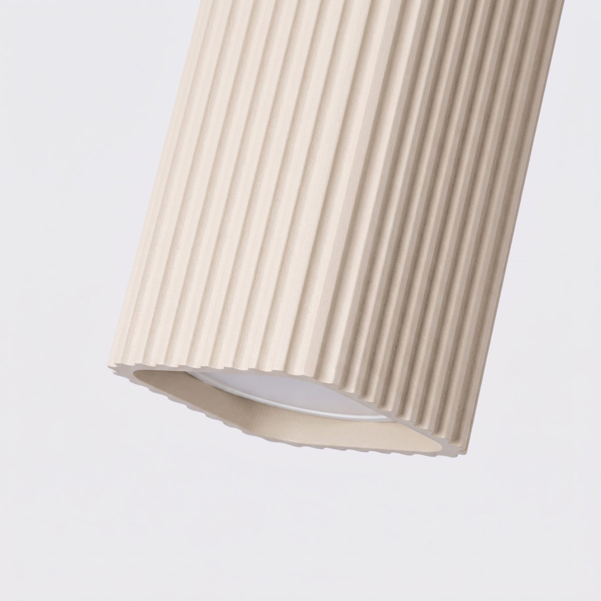 Détail des cannelures et de l'ouverture d'un spot du plafonnier Rayo 3P laque beige