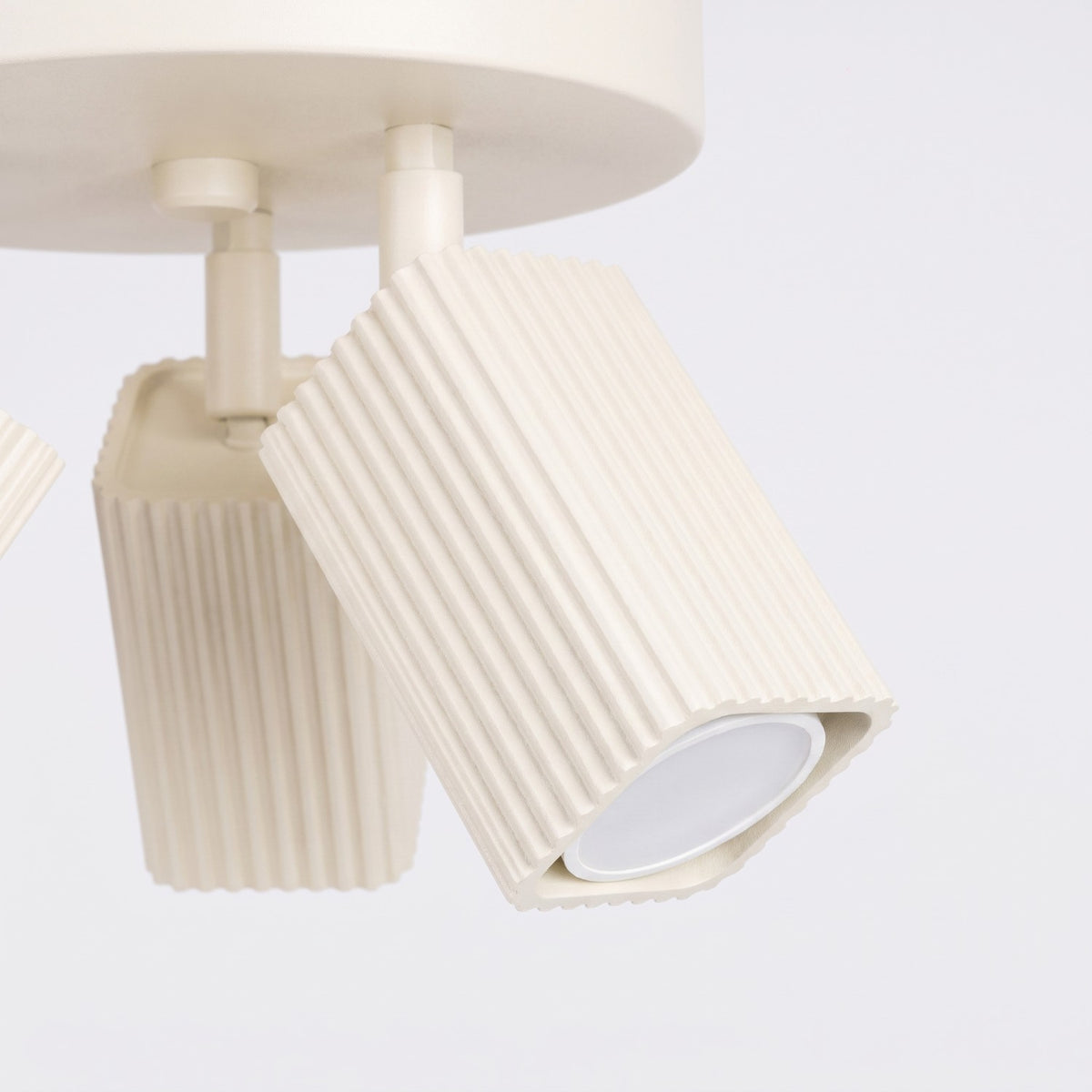 Spot orientable du plafonnier Rayo 3P laque beige vu de près avec son ampoule