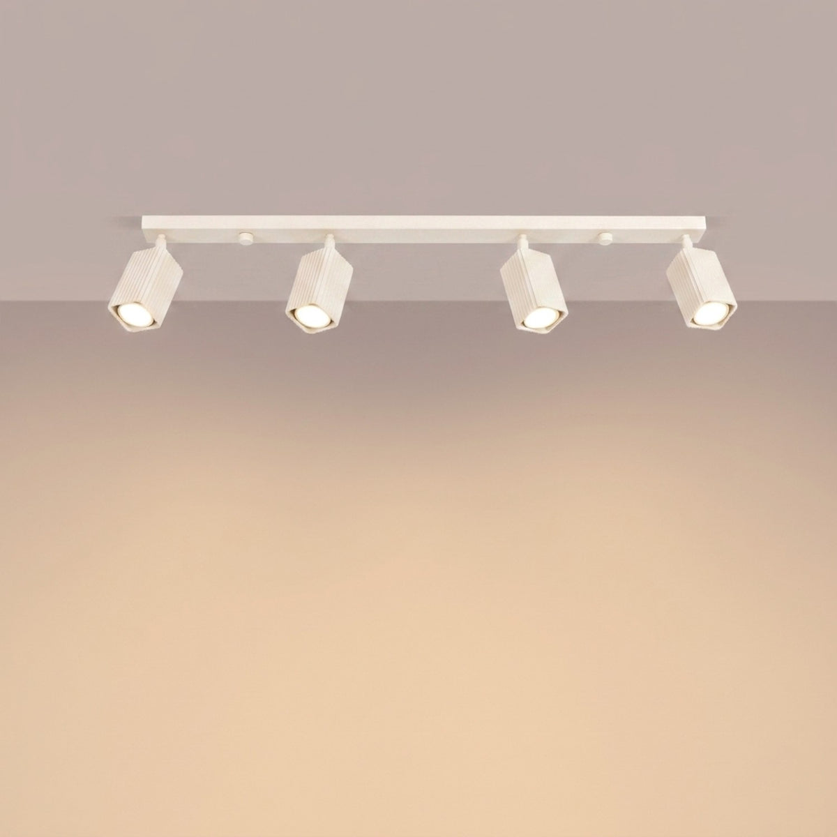 Plafonnier Rayo 4L laque beige allumé qui éclaire vers le bas