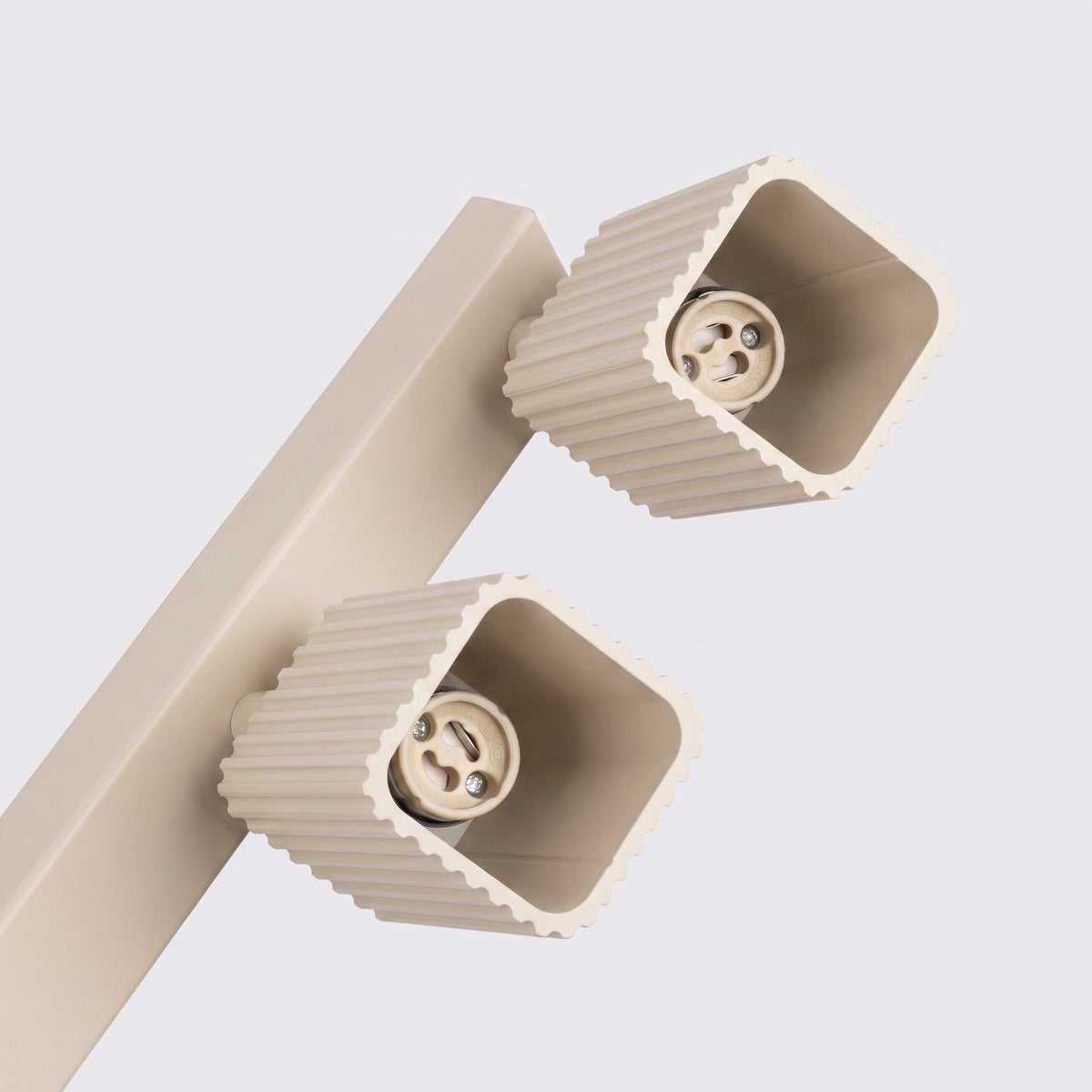 Douilles GU10 vues par l'ouverture de deux spots du plafonnier Rayo 6L laque beige