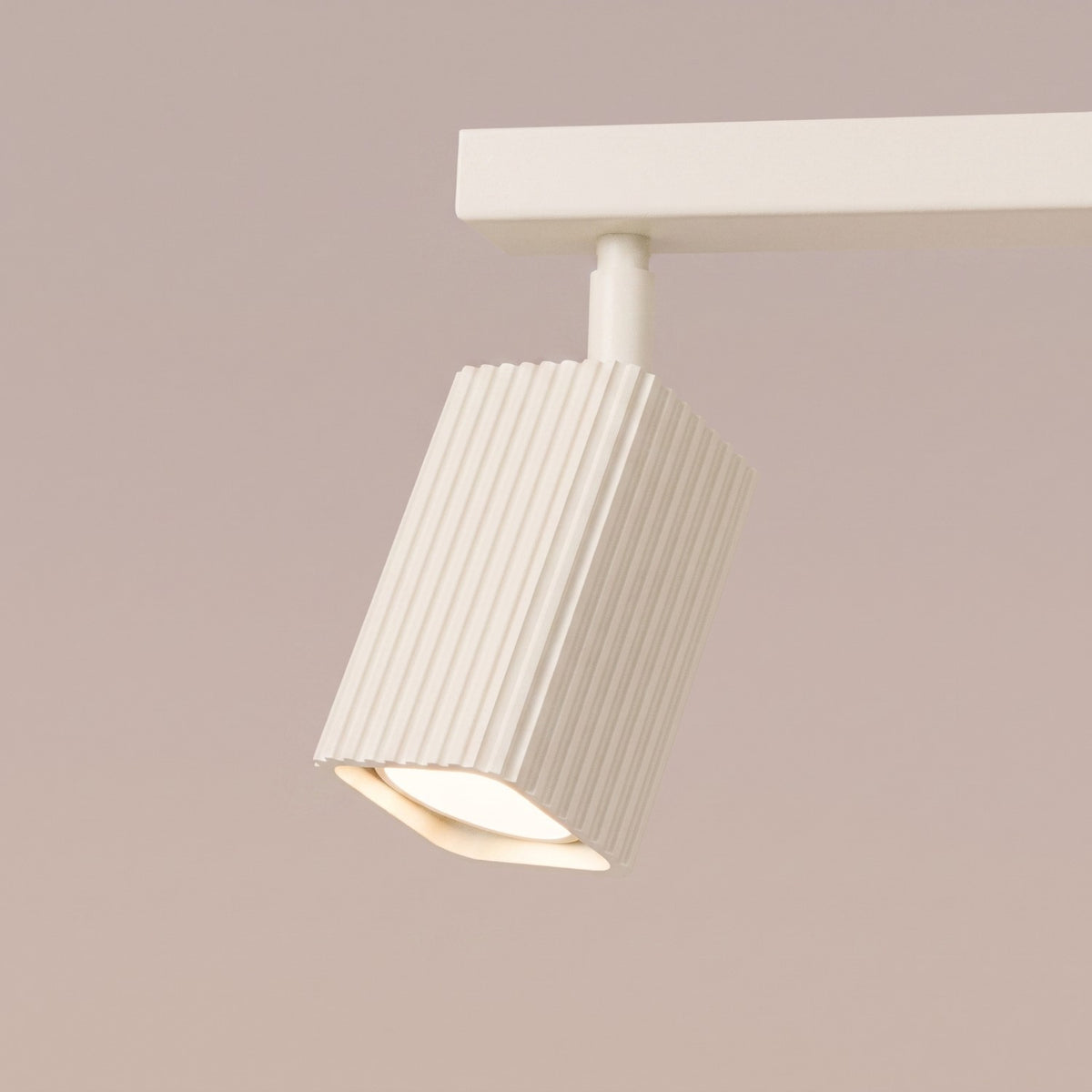 Spot cannelé du plafonnier Rayo 6L laque beige allumé