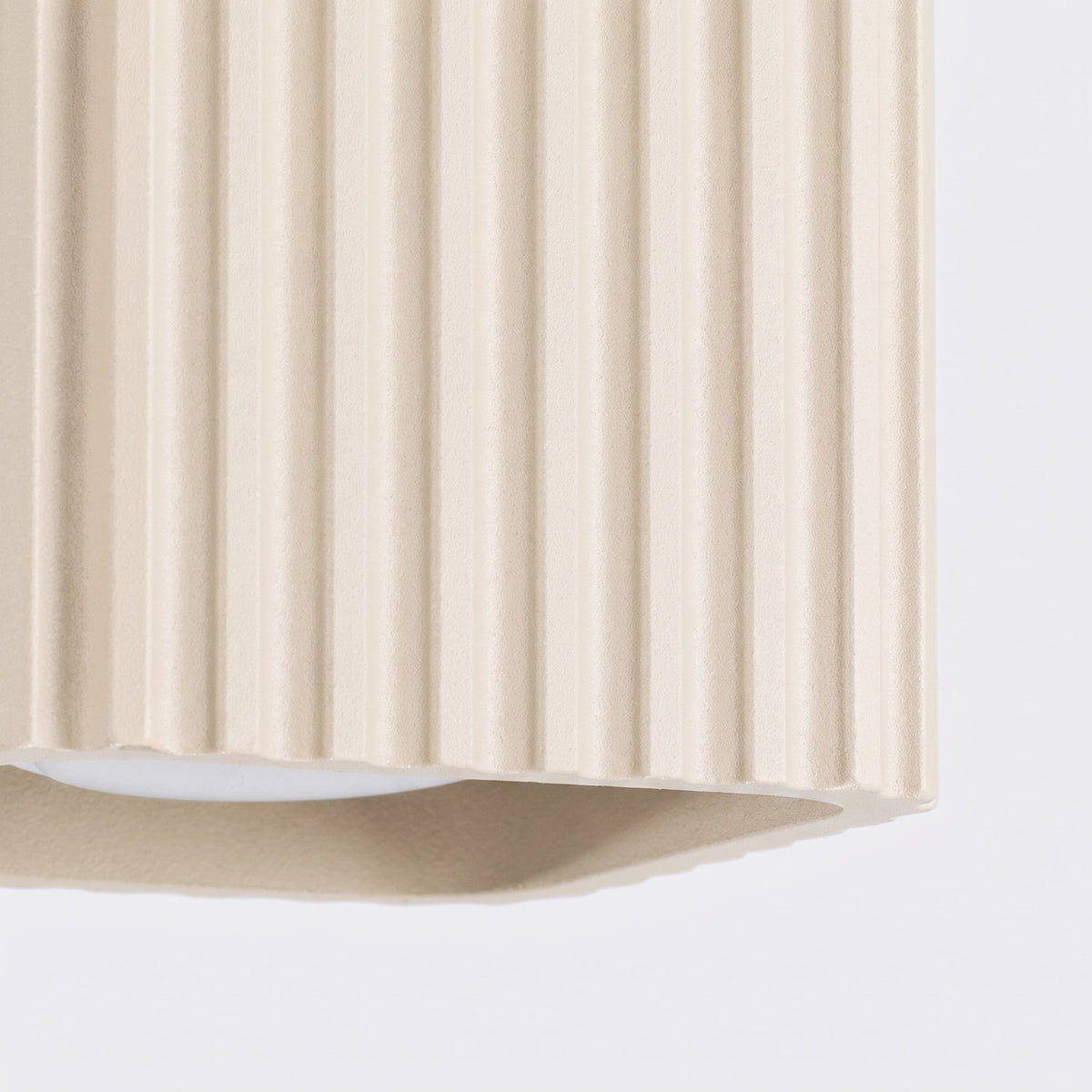 Détail des nervures arrondies et de la surface mate du plafonnier Riff laque beige