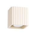 Plafonnier Riff nervuré laque beige vu de trois quarts sur fond blanc
