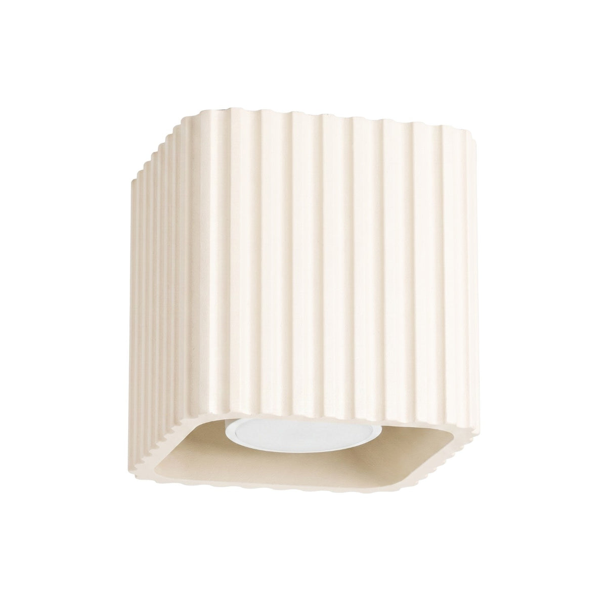 Plafonnier Riff nervuré laque beige vu de trois quarts sur fond blanc