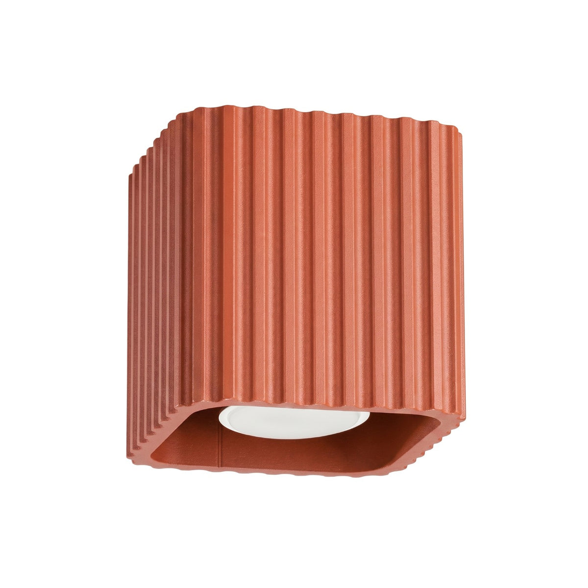 Plafonnier Riff nervuré laque rouge ocre vu de trois quarts sur fond blanc