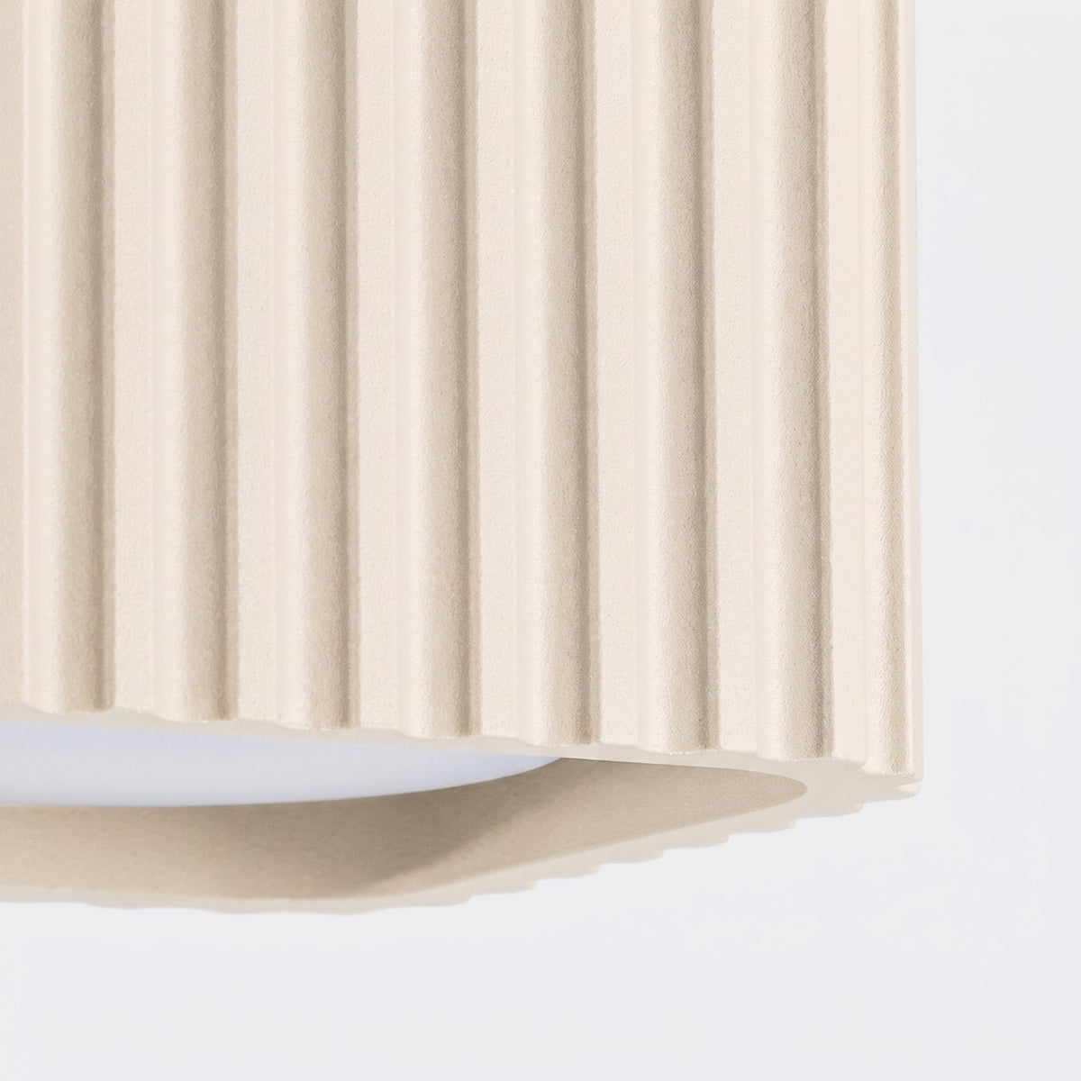 Détail des nervures arrondies et de la surface mate du plafonnier Riff laque beige
