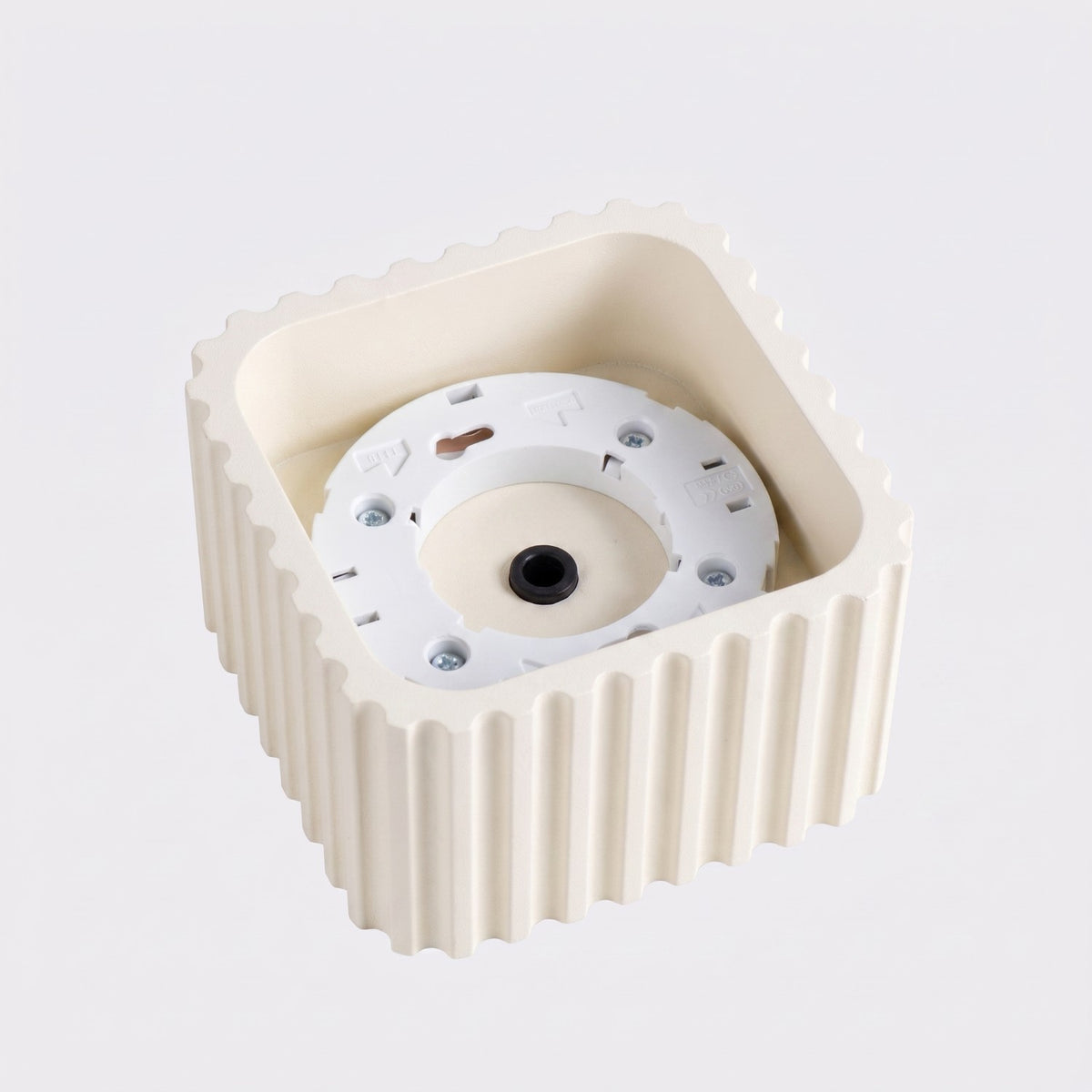 Intérieur du plafonnier Riff laque beige avec la douille GX53 au fond du corps
