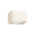Plafonnier Riff nervuré laque beige vu de trois quarts sur fond blanc