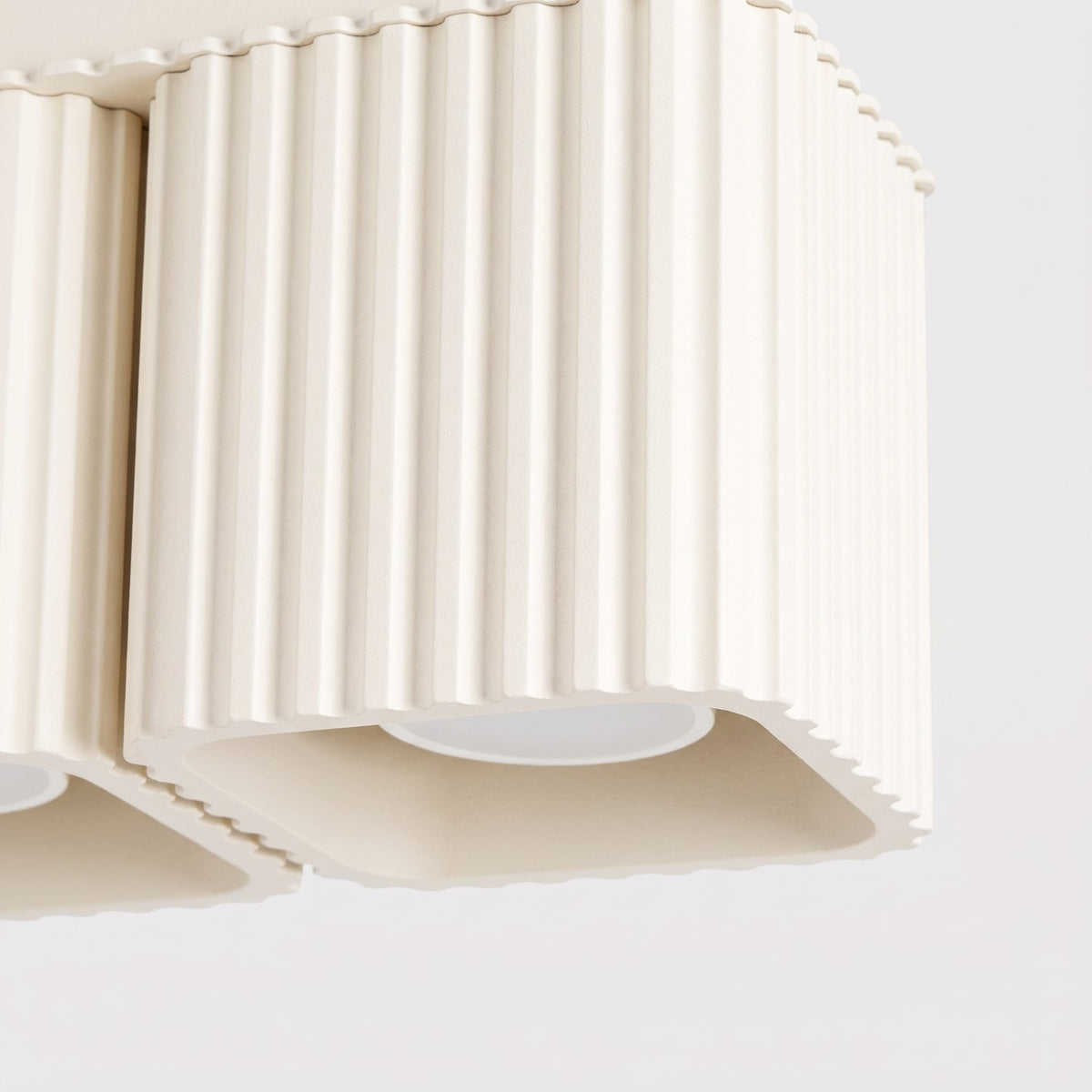 Détail des nervures arrondies et de la surface mate du plafonnier Riff 2 laque beige