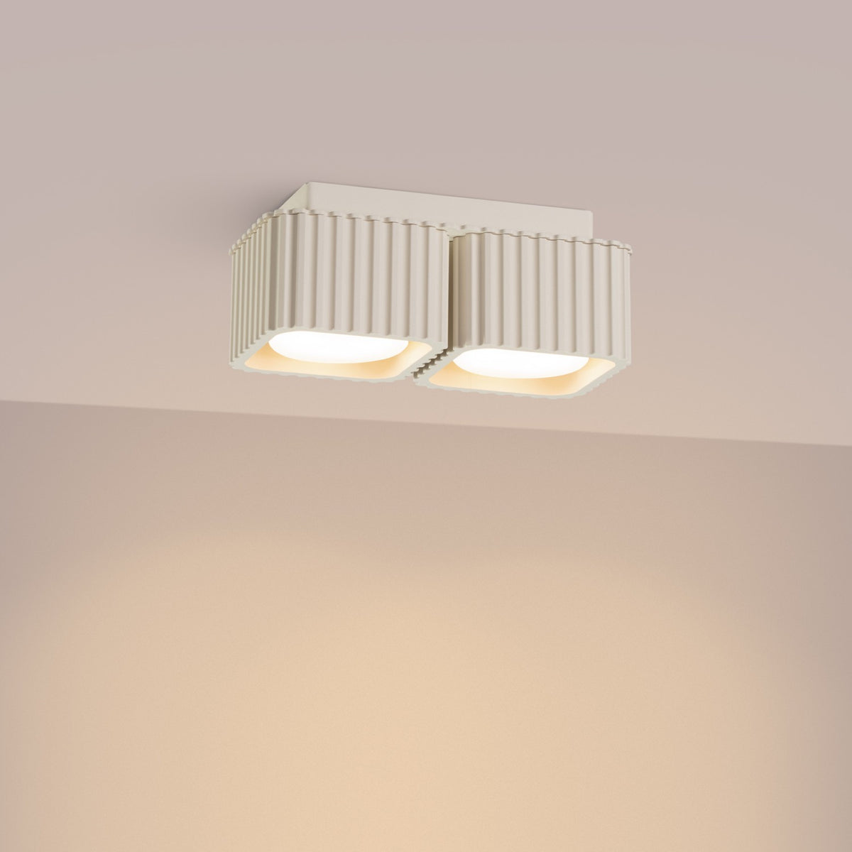 Plafonnier Riff 2 laque beige allumé au plafond qui éclaire vers le bas