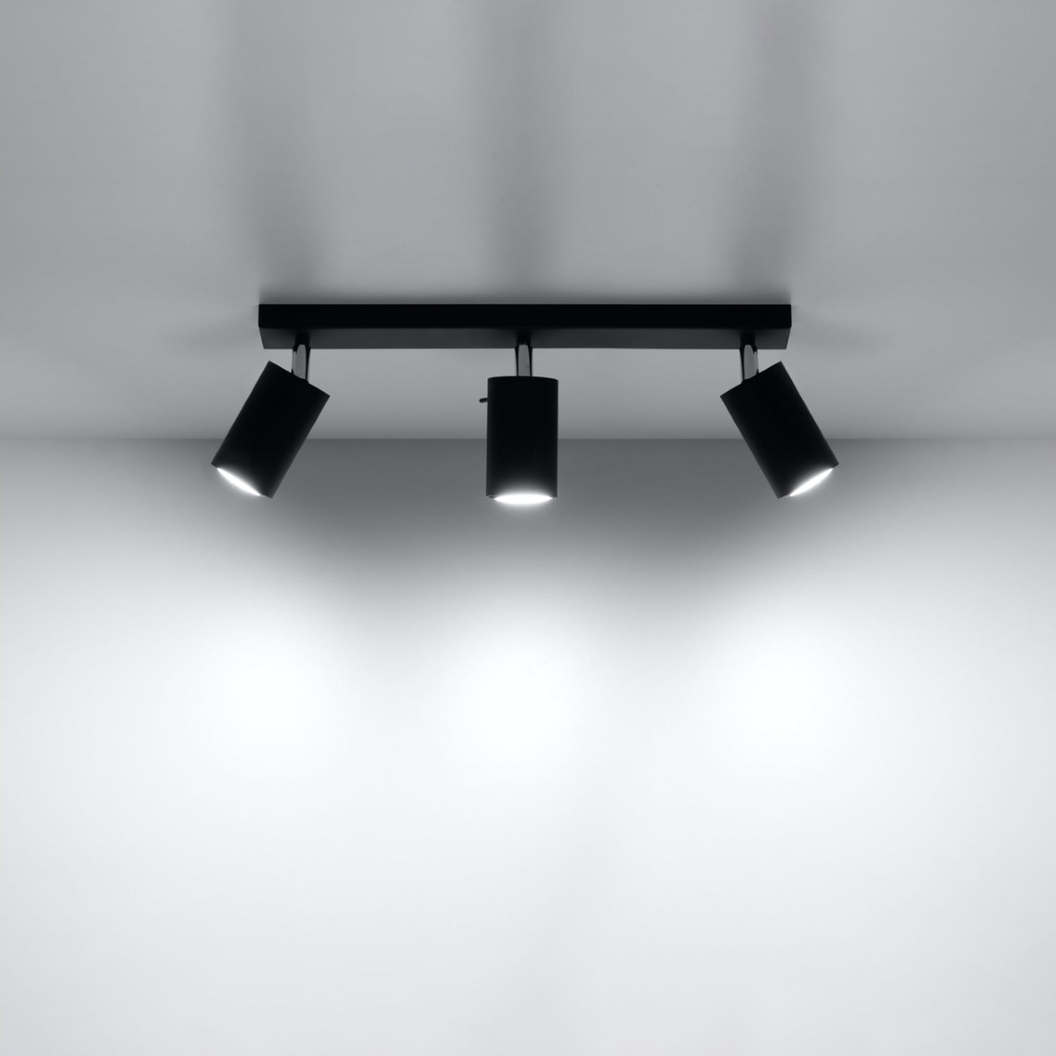 Détail des trois spots orientables du plafonnier Ring 3 acier noir, douille GU10