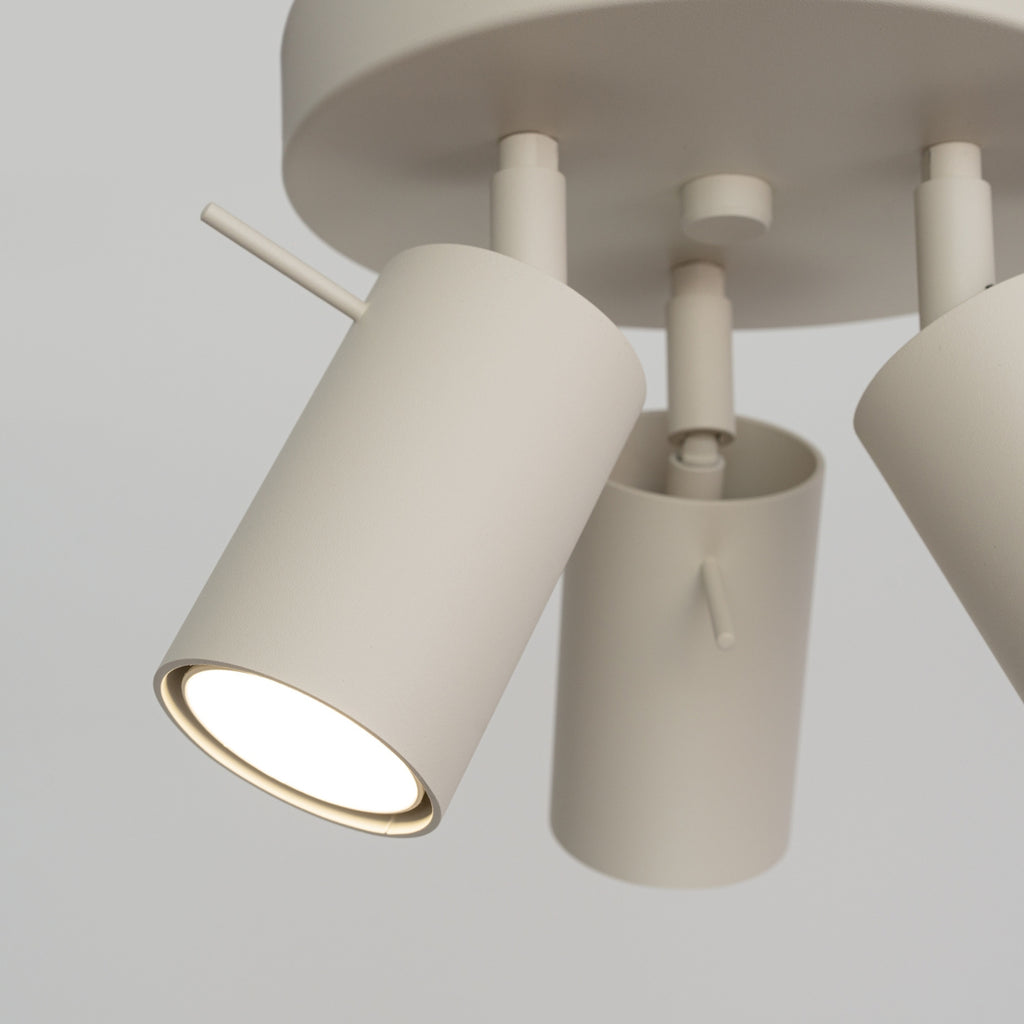 Plafonnier Ring 3 spots rond acier beige GU10 dans un intérieur