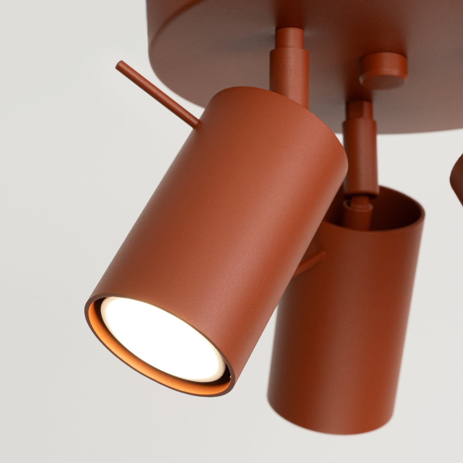 Plafonnier Ring 3 spots rond acier rouge ocre GU10 dans un intérieur