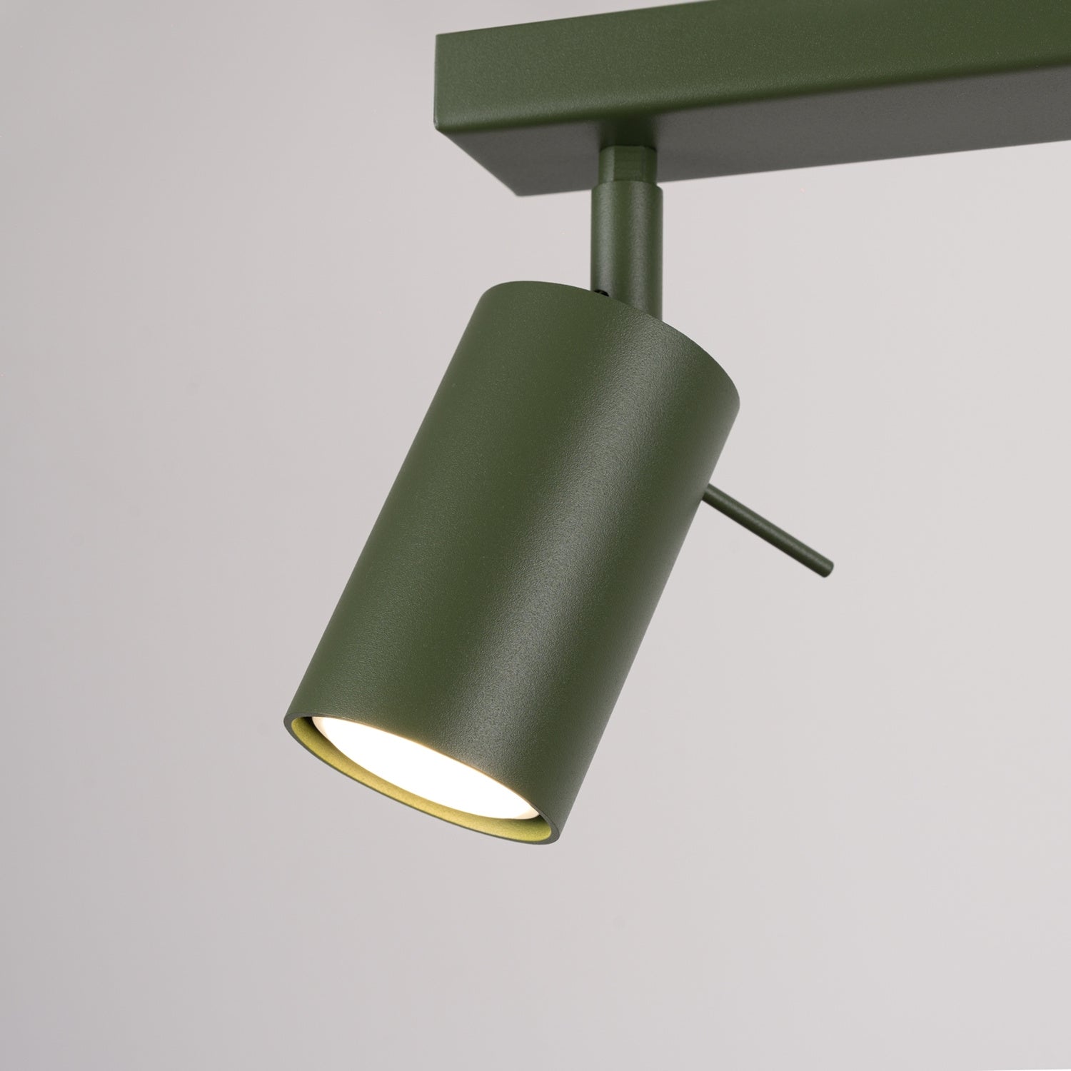 Plafonnier Ring rampe 6 spots acier vert olive GU10 dans un intérieur