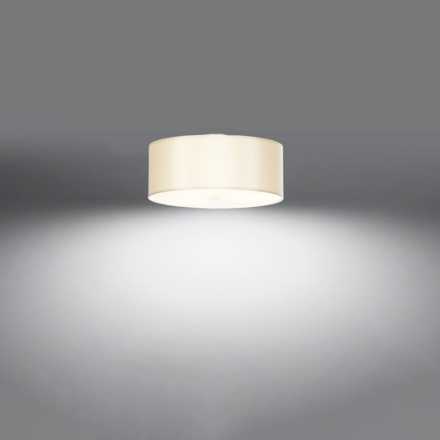 Plafonnier Skala 30 en tissu blanc allumé, lumière diffusée par le verre vers le bas