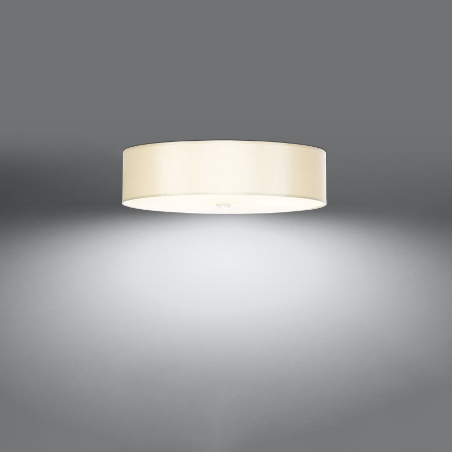 Plafonnier Skala 50 en tissu blanc allumé, lumière diffusée par le verre vers le bas