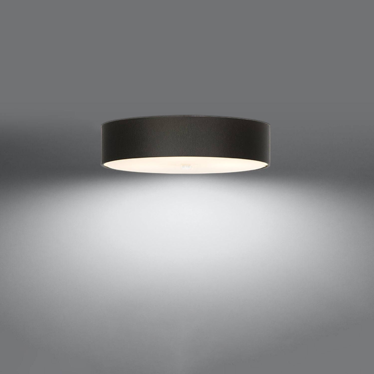 Plafonnier Skala 50 en tissu noir allumé, lumière diffusée par le verre vers le bas