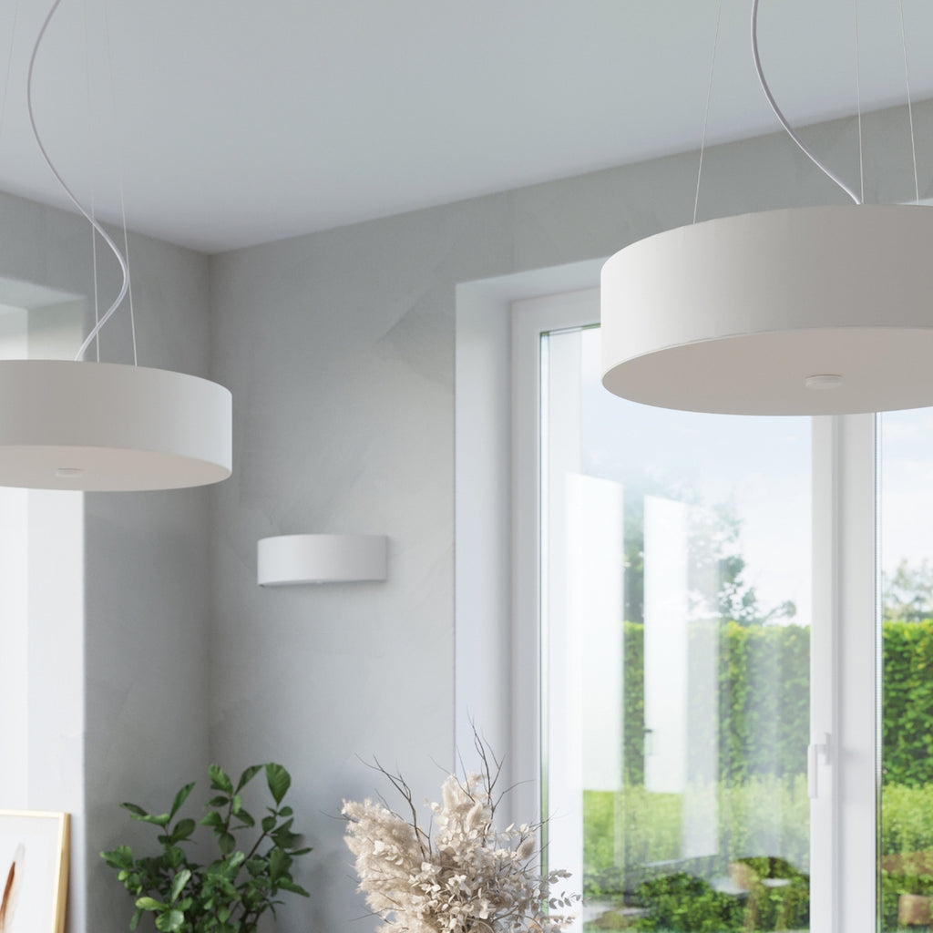 Plafonnier Skala 60 en tissu blanc dans une pièce de vie
