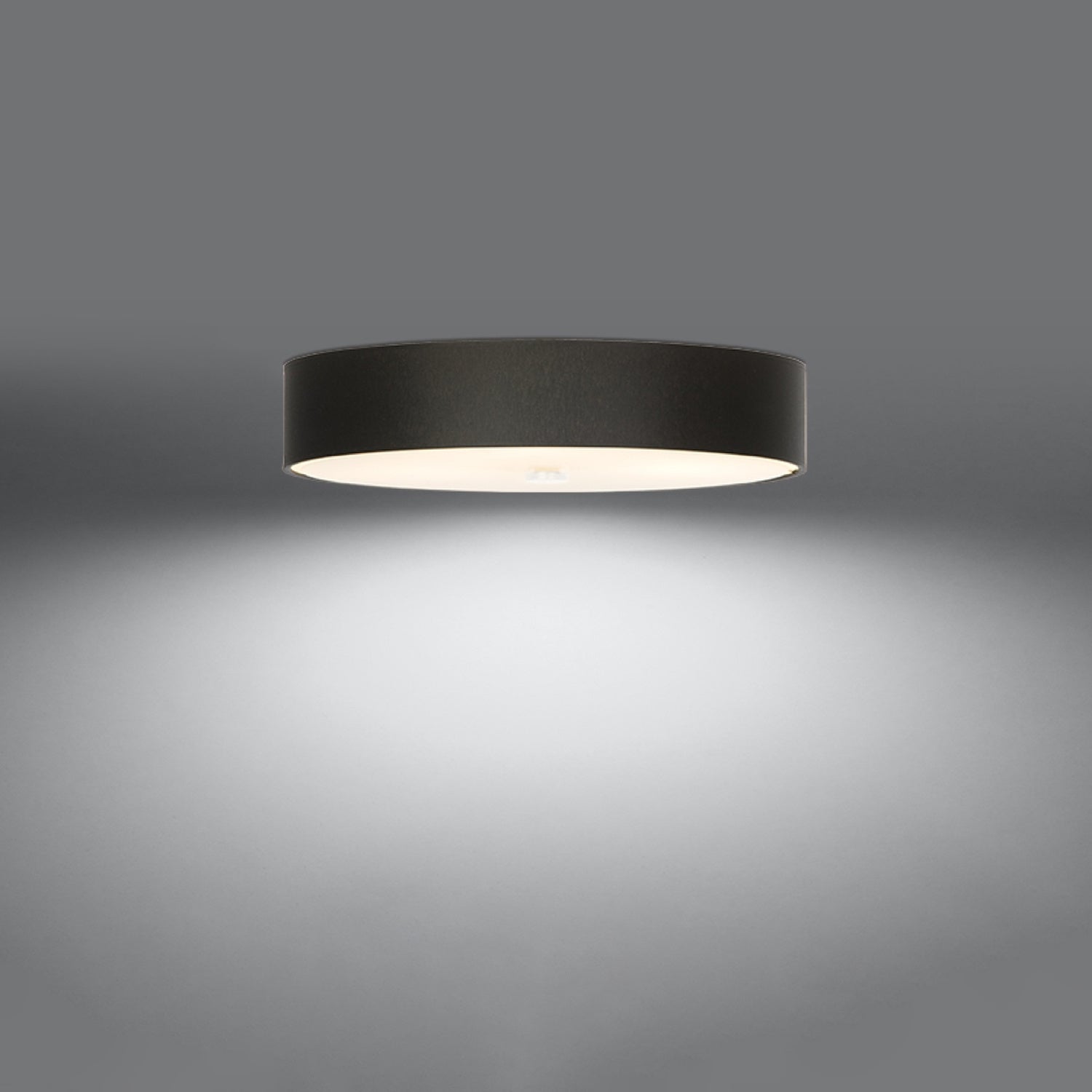 Plafonnier Skala 60 en tissu noir allumé, lumière diffusée vers le bas