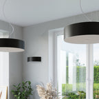 Plafonnier Skala 60 en tissu noir dans une pièce de vie