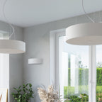 Plafonnier Skala 80 en tissu blanc dans une grande pièce de vie