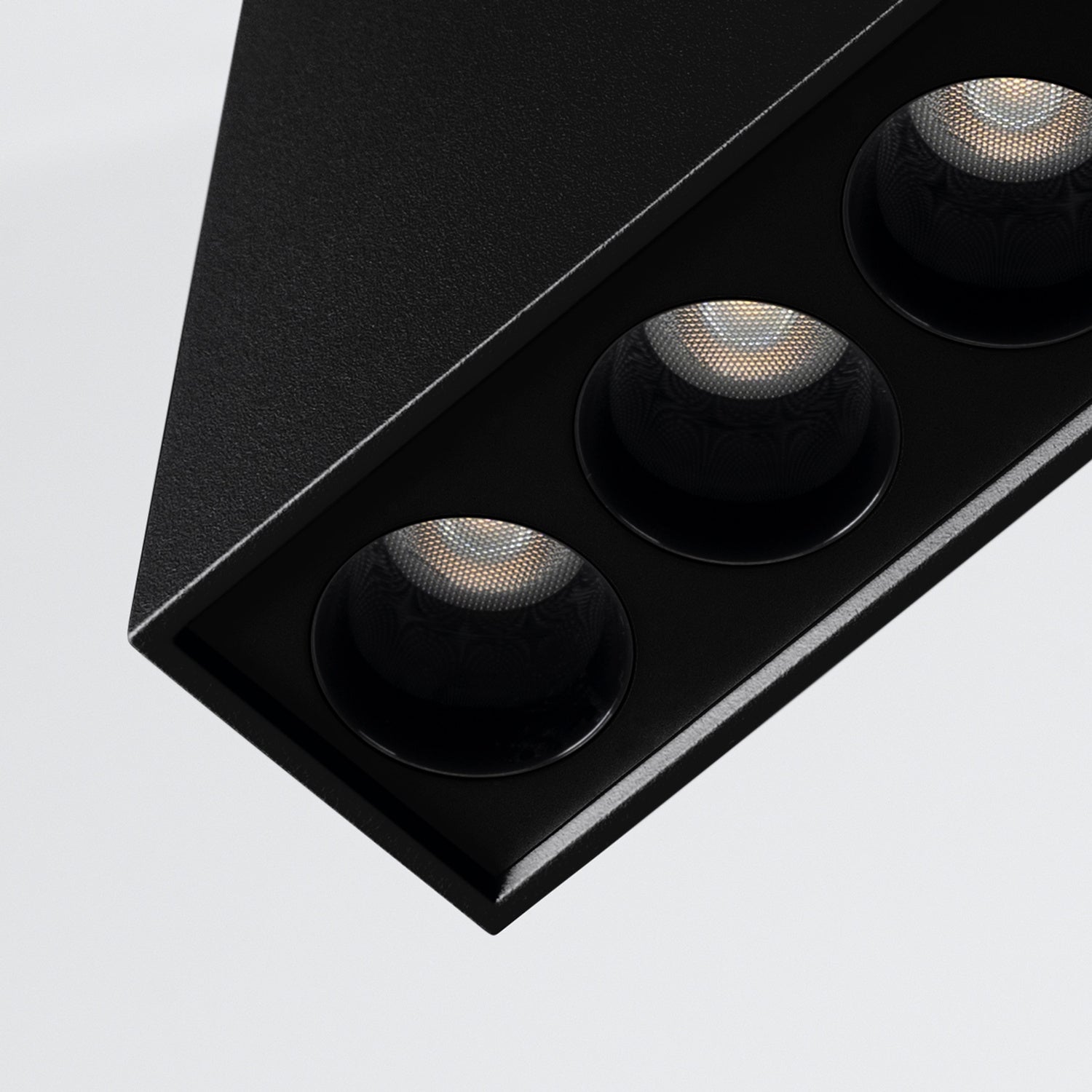 Plafonnier Sole LED barre aluminium noir, vue de dessous montrant les cellules LED