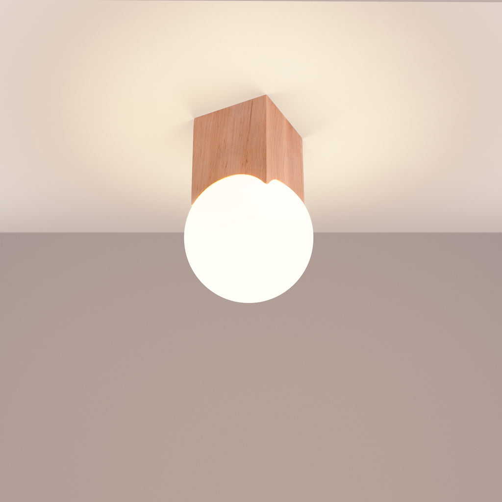 Plafonnier Solis bois naturel et verre opale G9 allumé, globe opale diffusant une lumière douce
