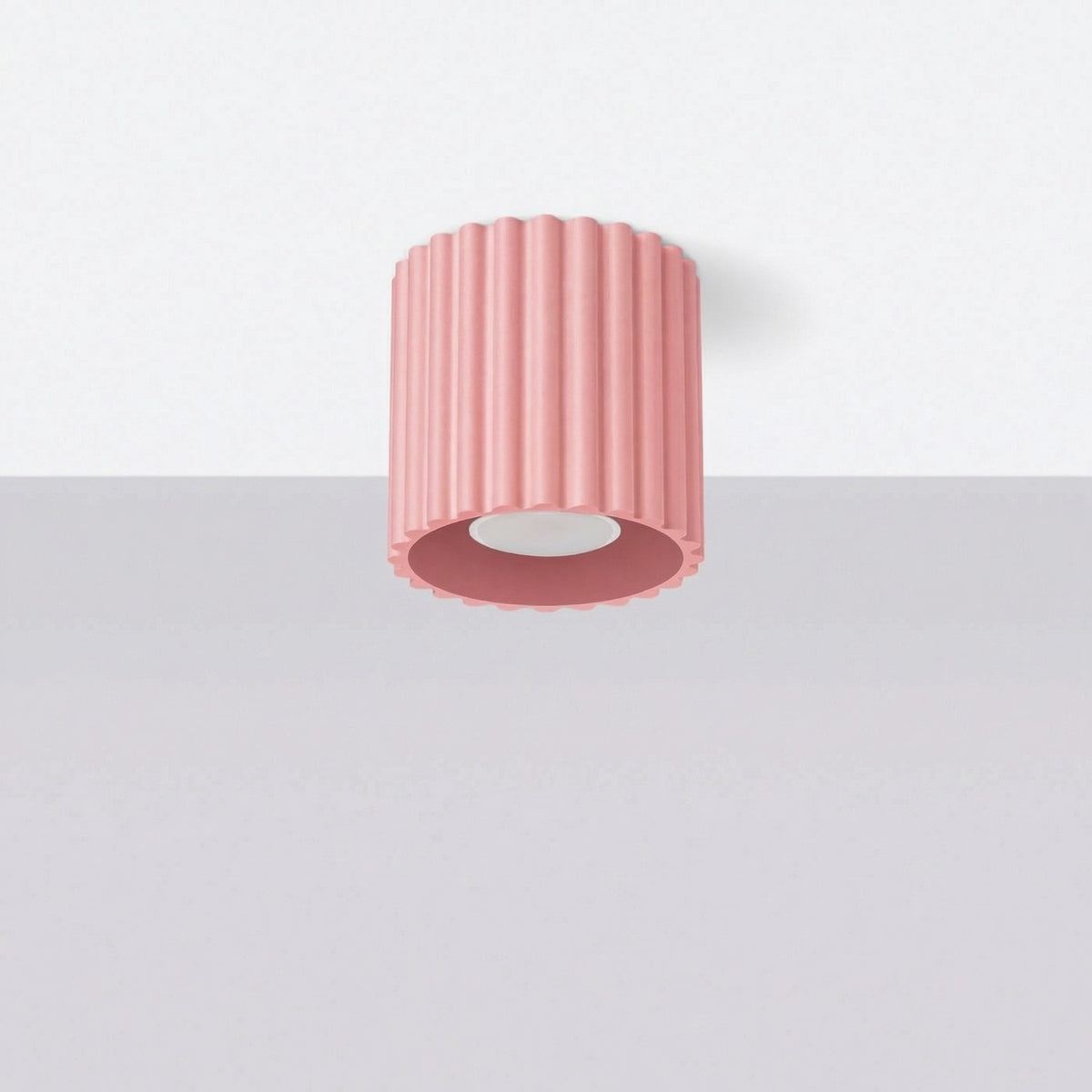 Plafonnier spot Aura 1 en laque rose fixé au plafond éteint