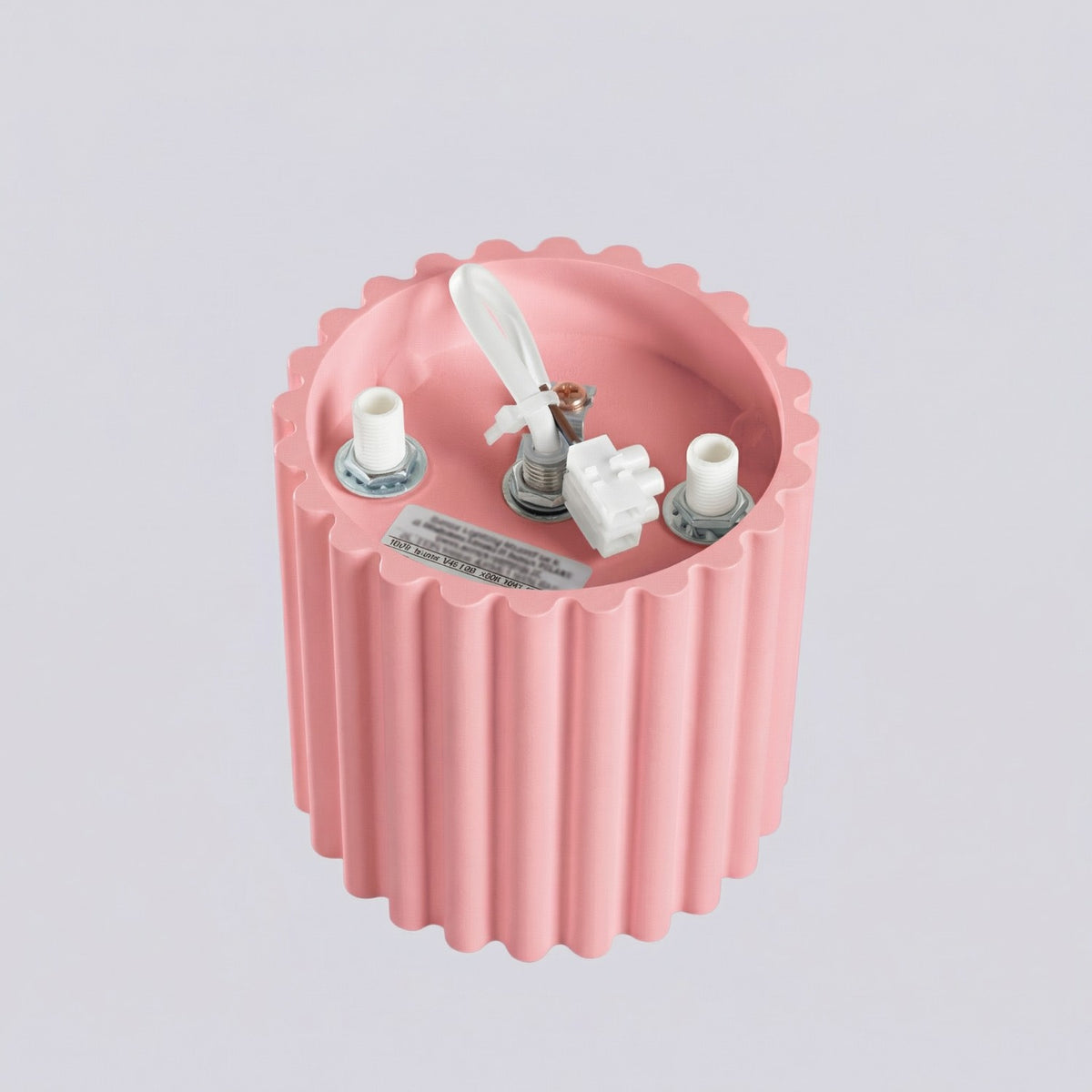 Dessus du plafonnier Aura 1 en laque rose avec son bornier de raccordement et sa borne de terre