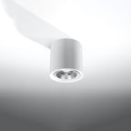 Plafonnier Kalu blanc fixé au plafond vu de trois quarts